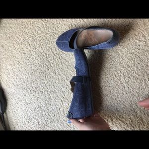 OTBT blue floral closed toe wedges 8M